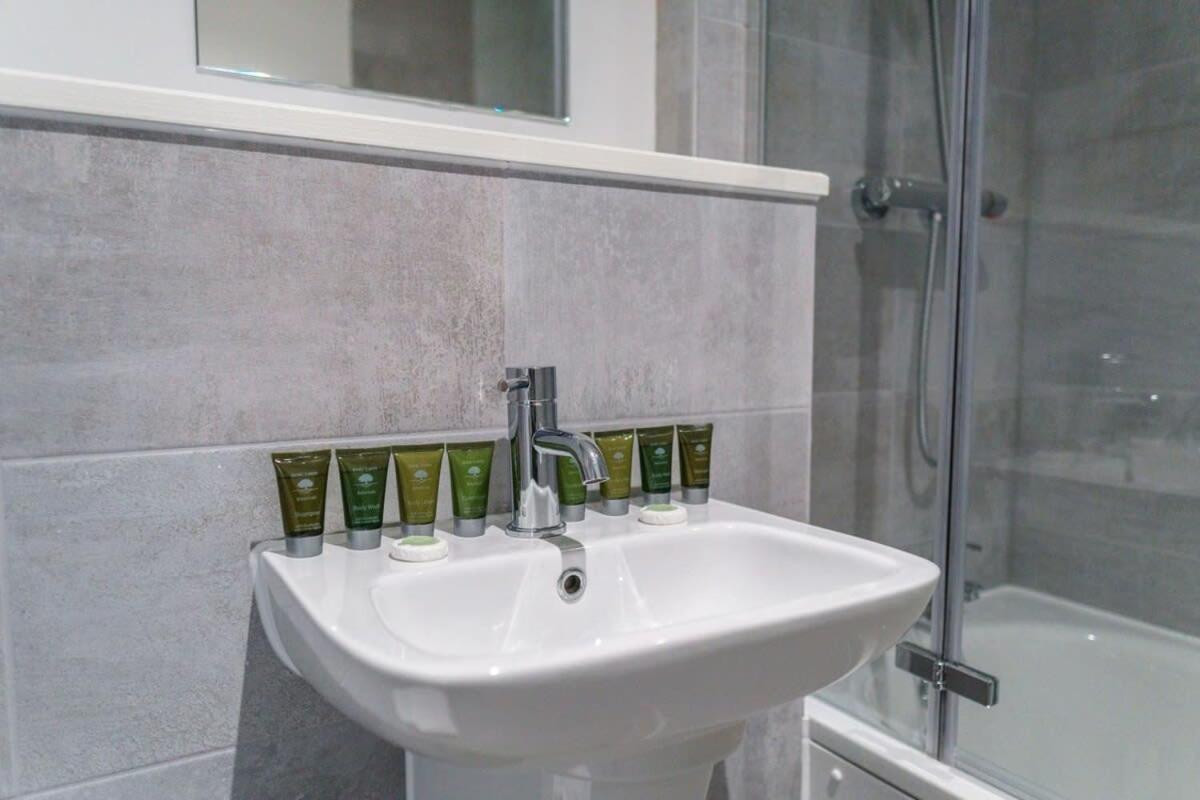 Stunning 2 Bed Apartment In Salford With Views 曼彻斯特 外观 照片