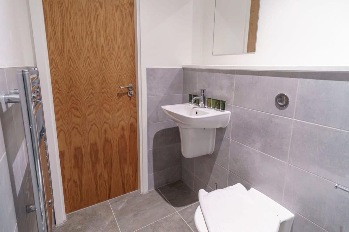 Stunning 2 Bed Apartment In Salford With Views 曼彻斯特 外观 照片