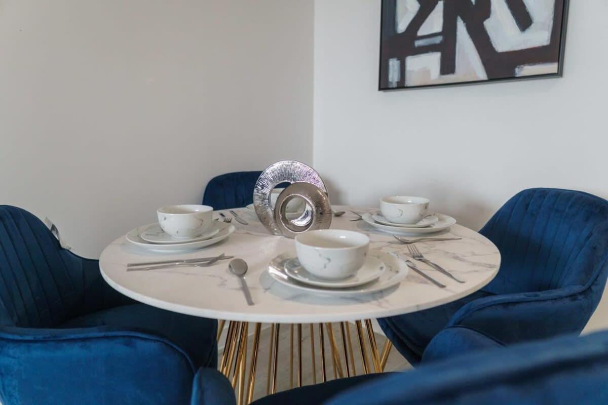 Stunning 2 Bed Apartment In Salford With Views 曼彻斯特 外观 照片