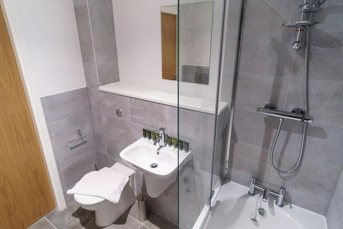Stunning 2 Bed Apartment In Salford With Views 曼彻斯特 外观 照片